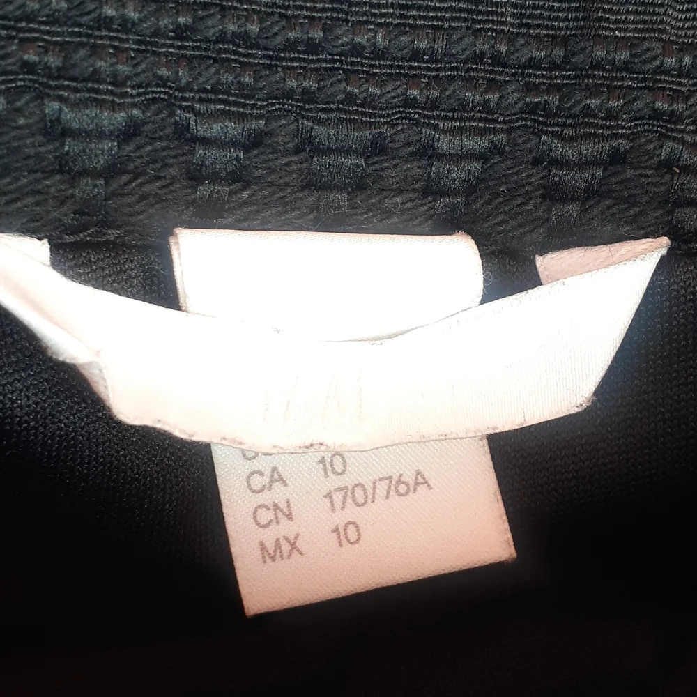 H&M Basic black textured pencil skirt, size 10 mini skirt - Picture 3 of 7